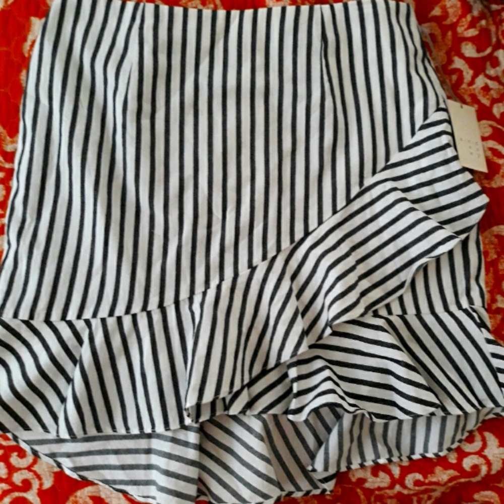 Skirt with frills